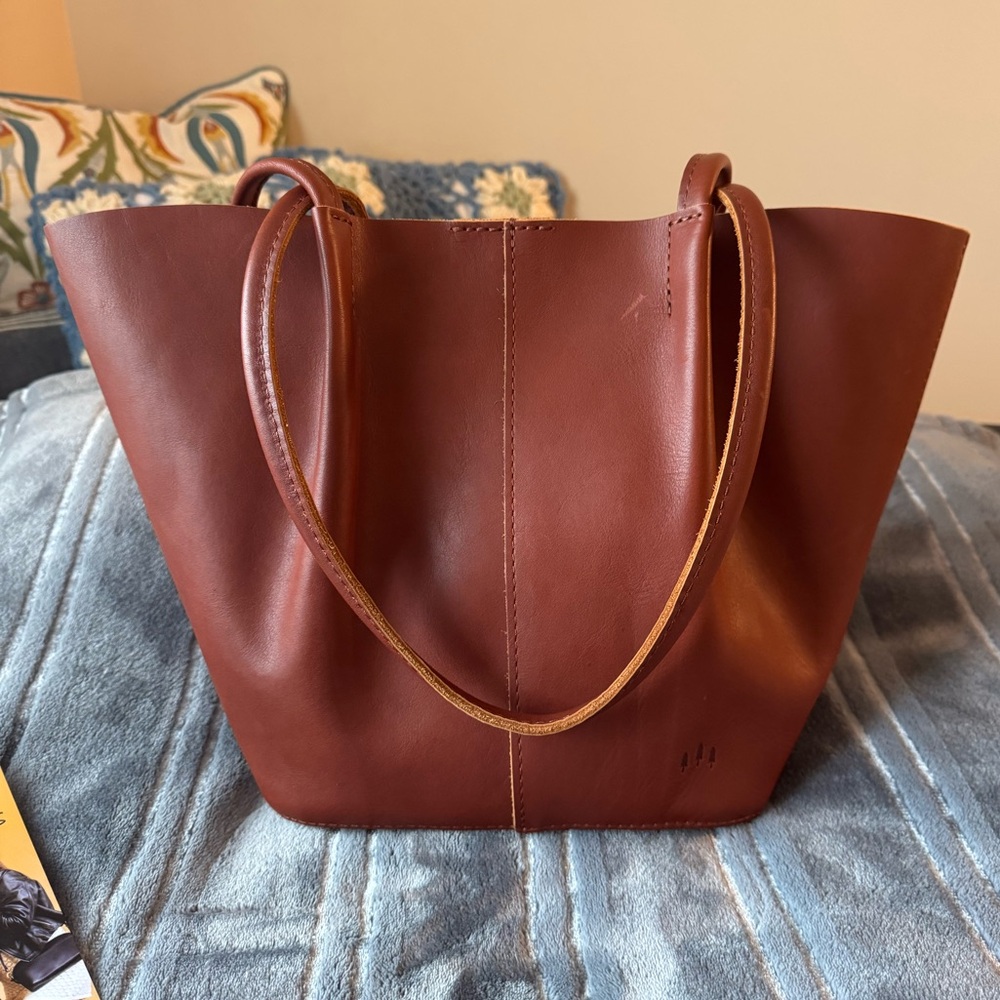 EUC Chestnut Large Devan Bucket Tote 👜